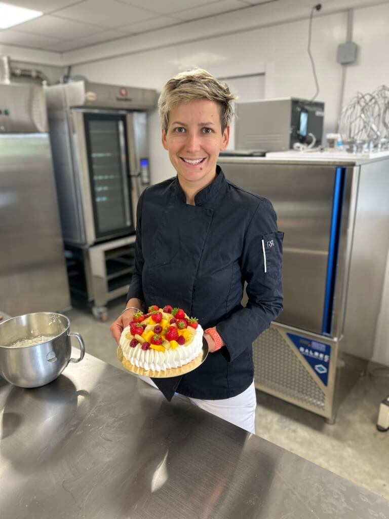 Karine de MALUSYKA avec un gâteau aux fruits